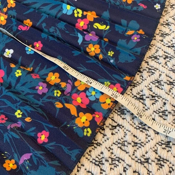 No-Wrinkle Pleated Full Floral Skirt, size 2 - Picture 4 of 6